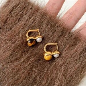 Autumn and winter pearl earrings